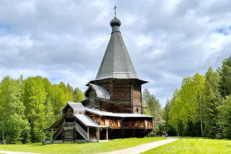 Северное гостеприимство: от Архангельска до Пинежья (Артемиево-Веркольский монастырь и музей прп. Иоанна Кронштадтского, лодочный паром, посиделки с фольклорным коллективом местных жителей, фермерский двор «Коза-дереза», музей деревянного зодчества «Малые Корелы», урочище Куртяево с прогулкой по кратеру древнего потухшего вулкана, мастер-классы по выпечке традиционных северных калиток и гончарного ремесла, ночевки в большом добротном деревенском доме 19 века и питанием из блюд по старинным рецептам из местных натуральных продуктов, 4 дня + ж/д или авиа)