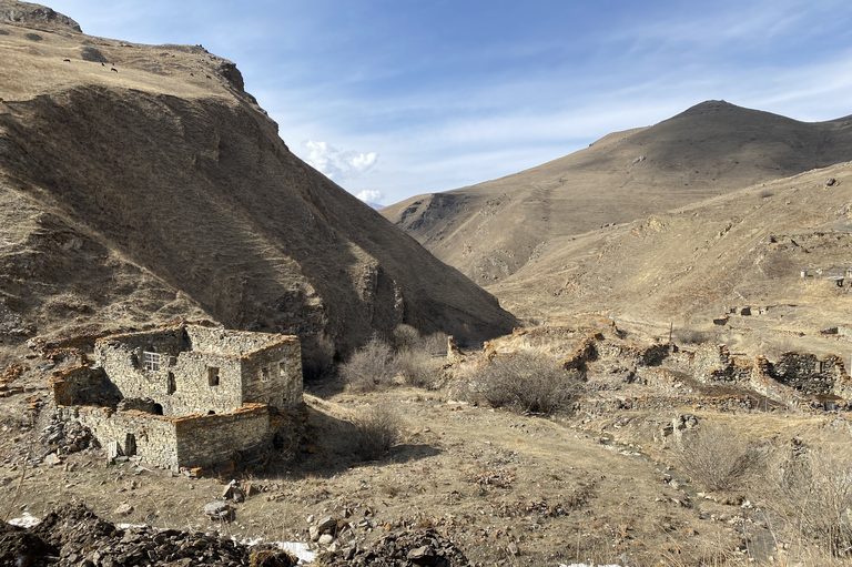 Осетинские сказания (Горная Дигория, Мамисонском ущелье, Сказский ледник, скальная крепость Дзивгис, 5 дней + авиа или ж/д, апрель-ноябрь)