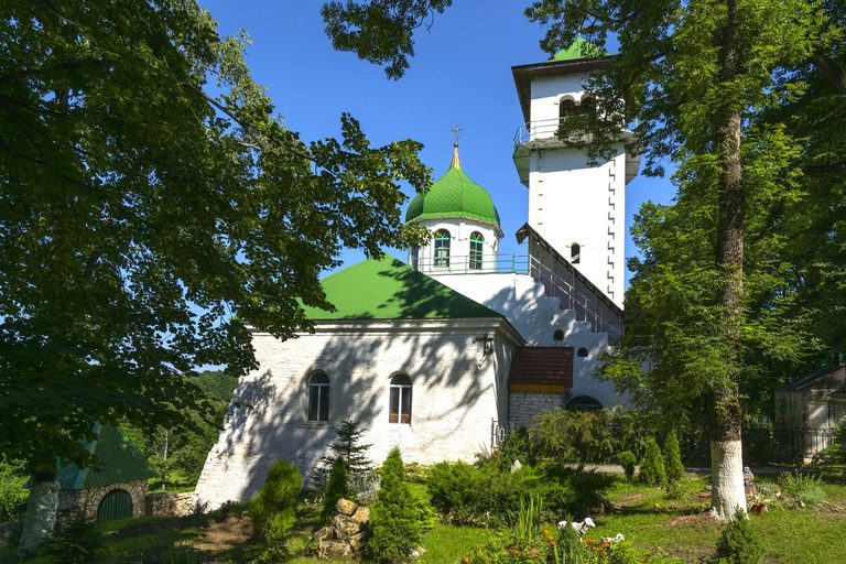 Магия Адыгеи (термальные источники, Михайло-Афонская Закубанская пустынь, Хаджохская теснина, ущелье Руфабго, плато Лаго-Наки, Большая Азишская пещера, 7 дней + авиа или ж/д)