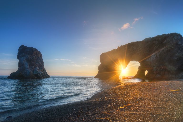 Классика Сахалина (песчаный мыс Слепиковского на побережье Японского моря, Чертов мост, бухта Тихая и самый высокий водопад Клоковский, мыс Великан, прогулка через лес к мысу Птичий на побережье Охотского моря, сбор янтаря, останец Лягушка, 6 дней + авиа)