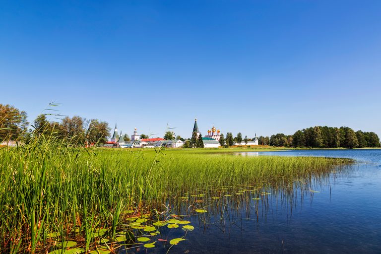 По озерному Валдайскому царству в Новгородскую Швейцарию (Валдай на хрустальном озере — островной Иверский монастырь — купеческая жемчужина Боровичи — деревянный модерн в Любытино — Славянская деревня X века — водопады Прикши