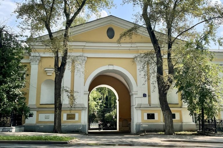 Москва немецкая – «маленькая Европа» (кварталы немецкой Слободы, Лютеранский собор Петра и Павла,  «Вогау-штрассе» и замок Марков из рода Вогау,  немецкий обед)