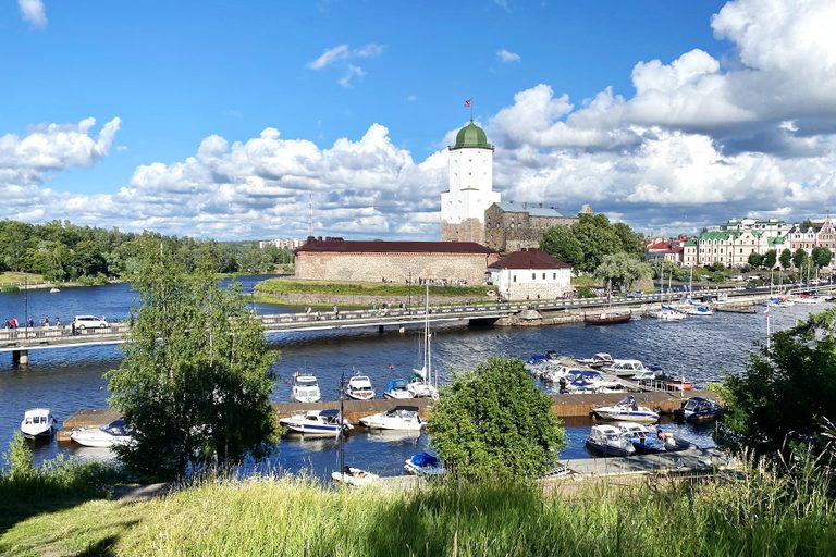 В город трех корон Wiborg на карнавал «Майское дерево в средневековом замке» и фестиваль цветения сирени в скальном парке «Monrepo»