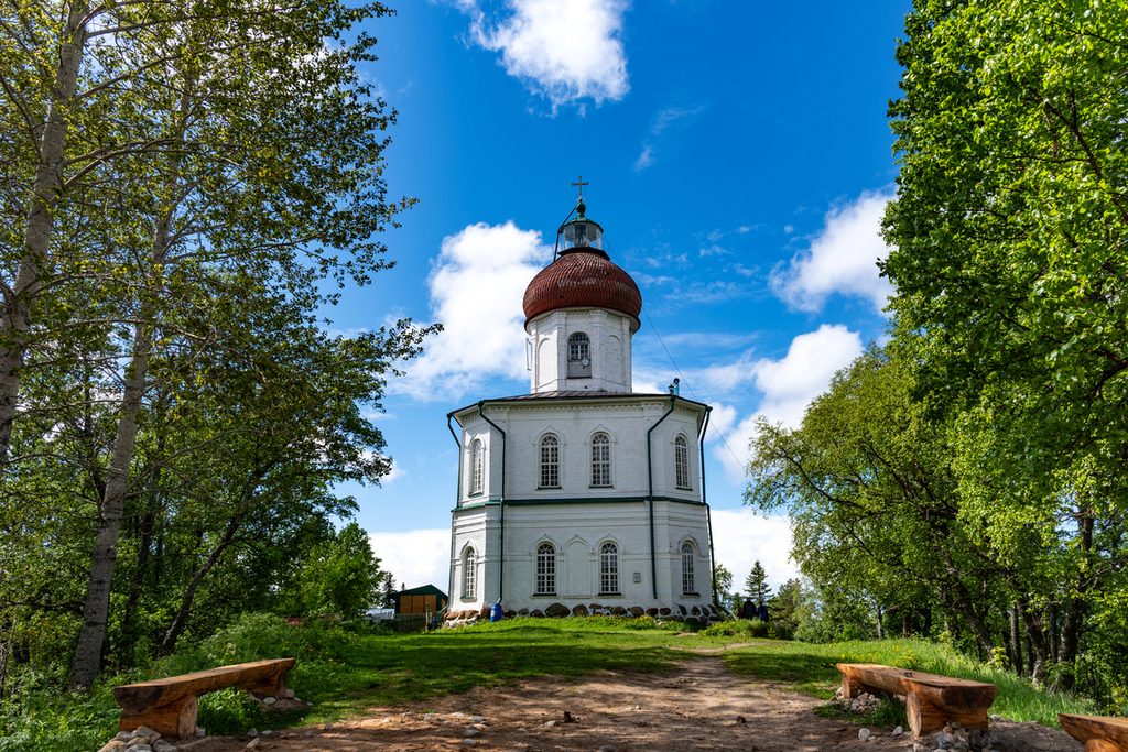 Неповторимая северная природа Соловецких островов (Храм-маяк на Секирной горе, Свято-Вознесенский скит, Ботанический сад на территории Макарьевской пустыни, морские прогулки на катере к островам Заяцкий и Большая Муксалма, тур с выездом из Санкт-Петербурга, 3 дня +ж/д)