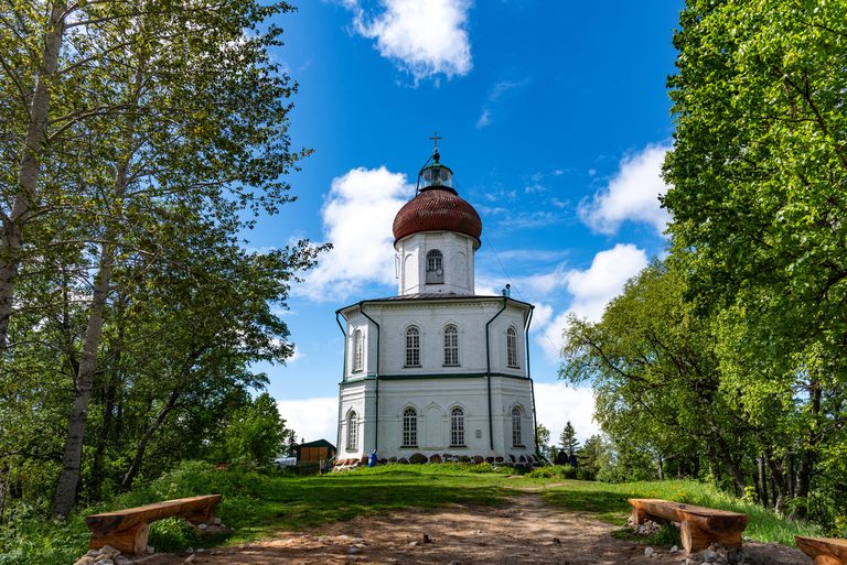 Неповторимая северная природа Соловецких островов (Храм-маяк на Секирной горе, Свято-Вознесенский скит, Ботанический сад на территории Макарьевской пустыни, морские прогулки на катере к островам Заяцкий и Большая Муксалма, тур с выездом из Санкт-Петербурга, 3 дня +ж/д)