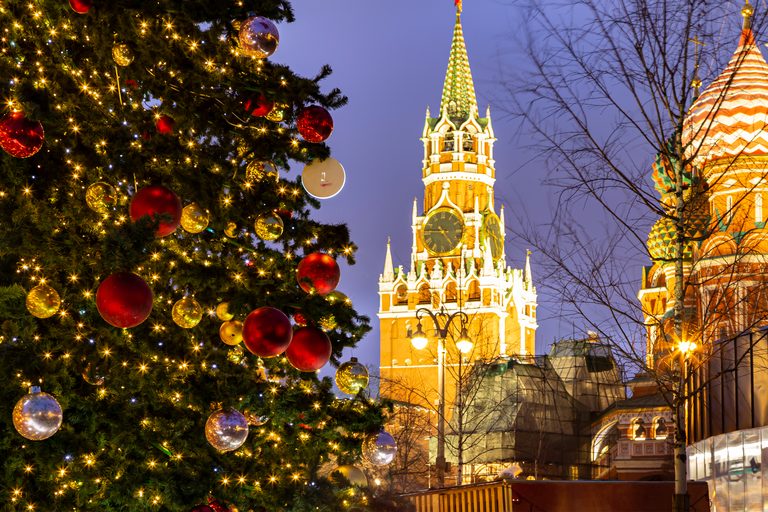 Новогодняя экспедиция по сказочным «Крышам» Москвы (с фееричной встречей Нового года на Воробьевых горах с Дедом Морозом, «полетом над Москвой-рекой» и проводами Старого года в старинном монастыре. Шампанское, конфеты, бенгальские огни, вкуснейшее чаепитие и новогодний подарок — включены!)