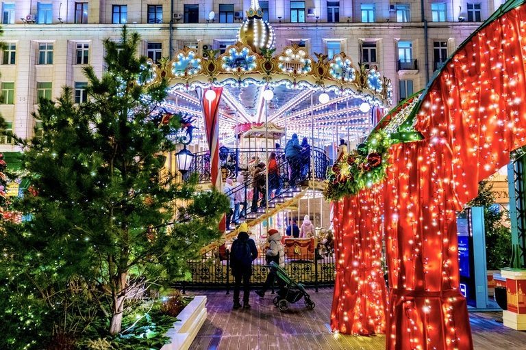 Огни новогодней Москвы (волшебная экскурсия по праздничной Столице с панорамным полетом над сверкающей Москвой-рекой и новогодним подарком)