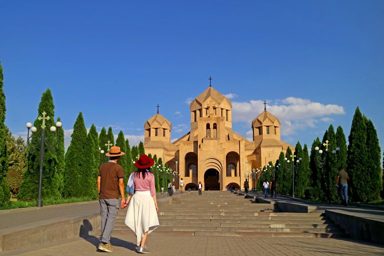 Гостеприимная Армения (канатная дорога в Цахкадзоре, дегустации вина и шашлыка из севанской форели, храм ангелов Звартноц, культурная столица Армении Гюмри, озеро Севан, средневековые монастыри Аричаванк, Хор Вирап, Нораванк, Soviet Club, 7 дней + авиа, март