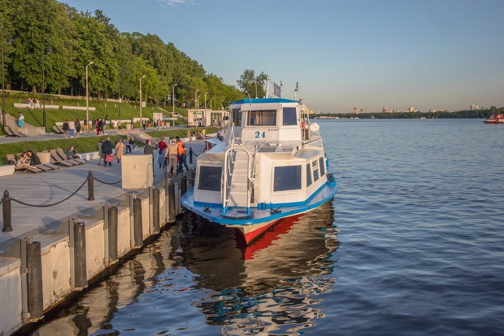 Грандиозный салют Победы над Химкинским морем  (теплоходная прогулка от Северного речного вокзала с дискотекой и просмотром салюта)