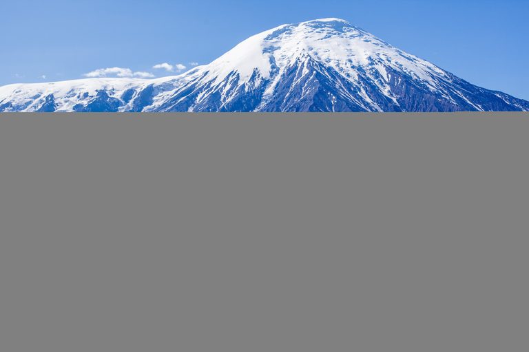 Восхождение на вулканы Камчатки (морская прогулка на яхте, поездка на Дачные термальные источники, водопад Спокойный, восхождение на вулкан Горелый, Ключевская группа вулканов, Северный прорыв извержения, лавовые пещеры, вулкан Плоский Толбачик, Мёртвый лес, 9 дней + авиа)