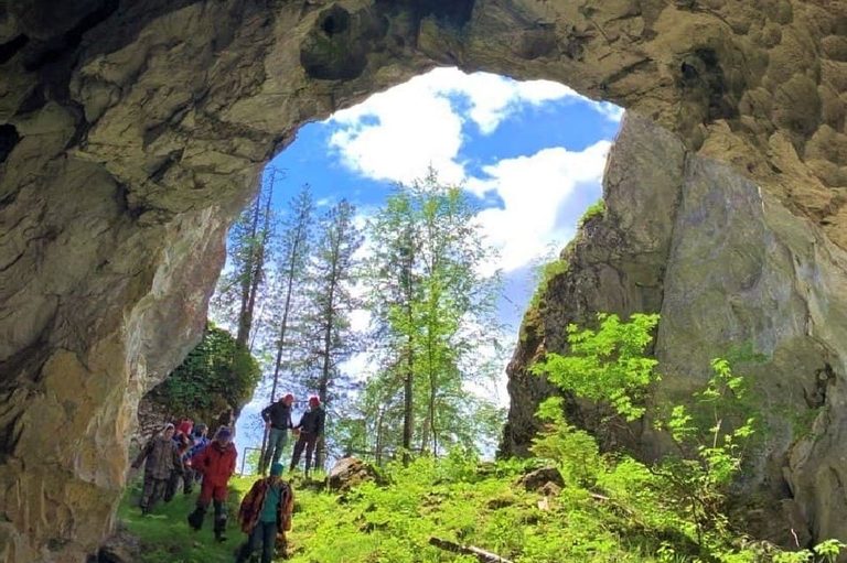 Вселенная Шерегеш (с проживанием на курорте Шерегеш и посещением SPA, ознакомительное погружение в озеро с аквалангом, прогулка по реке Мрас-Су на лодке, пещера Грандиозная, догтрекинг к Седому Мустагу, канатная дорога, этнический вечер и таежный обед, 6 дней +авиа или ж/д)