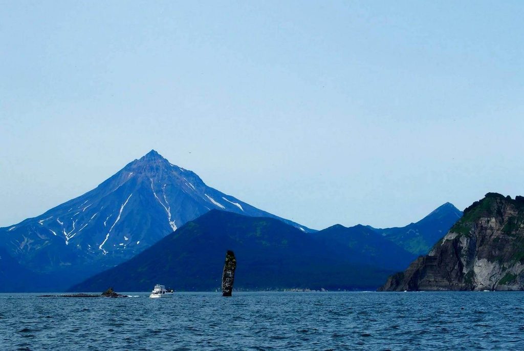 Неземные пейзажи Камчатки осенью (морская прогулка и рыбалка на катере, сплав по реке, купание в горячих источниках, посещение Малой долины гейзеров, восхождение на вулкан Мутновский и Горелый, 10 дней + авиа, сентябрь)