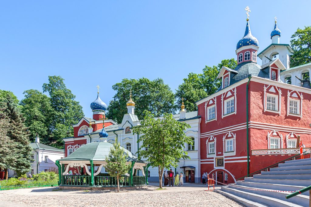 Незабываемый тур в Псков и отдых на Псковском озере (Кремль, усадьбы в Пушкинских горах, Изборская крепость и Псково-Печерский монастырь, с проживанием в загородном отеле в сосновом бору на берегу озера, 6 дней + ж/д или авиа)