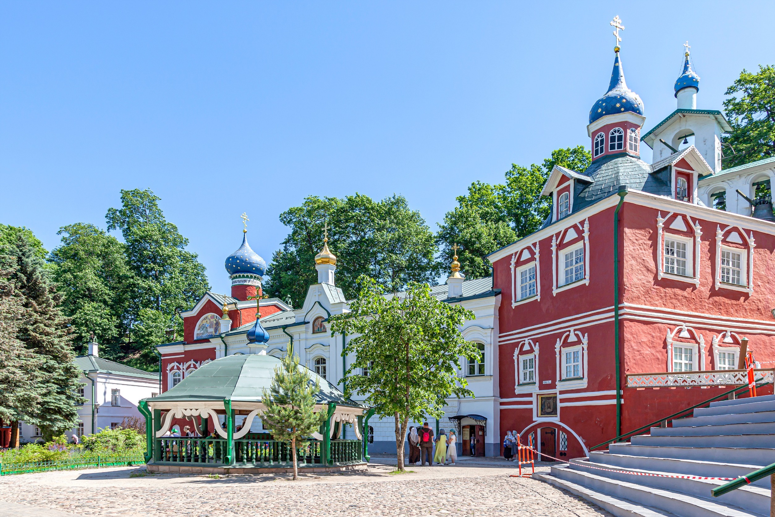 Незабываемый тур в Псков и отдых на Псковском озере (Кремль, усадьбы в Пушкинских горах, Изборская крепость и Псково-Печерский монастырь, с проживанием в загородном отеле в сосновом бору на берегу озера, 6 дней + ж/д или авиа)