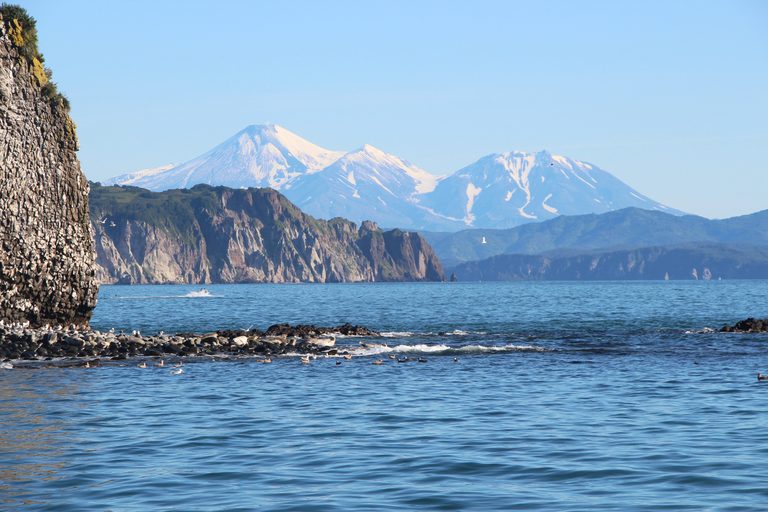 Первое знакомство с красотами Камчатки (морская прогулка до бухты Русская, Дачные источники, водопад Снежный Барс, мыс Маячный, гастро-экскурсия в Эйвет, морская рыбалка, дегустация морских деликатесов, 6 дней + авиа)