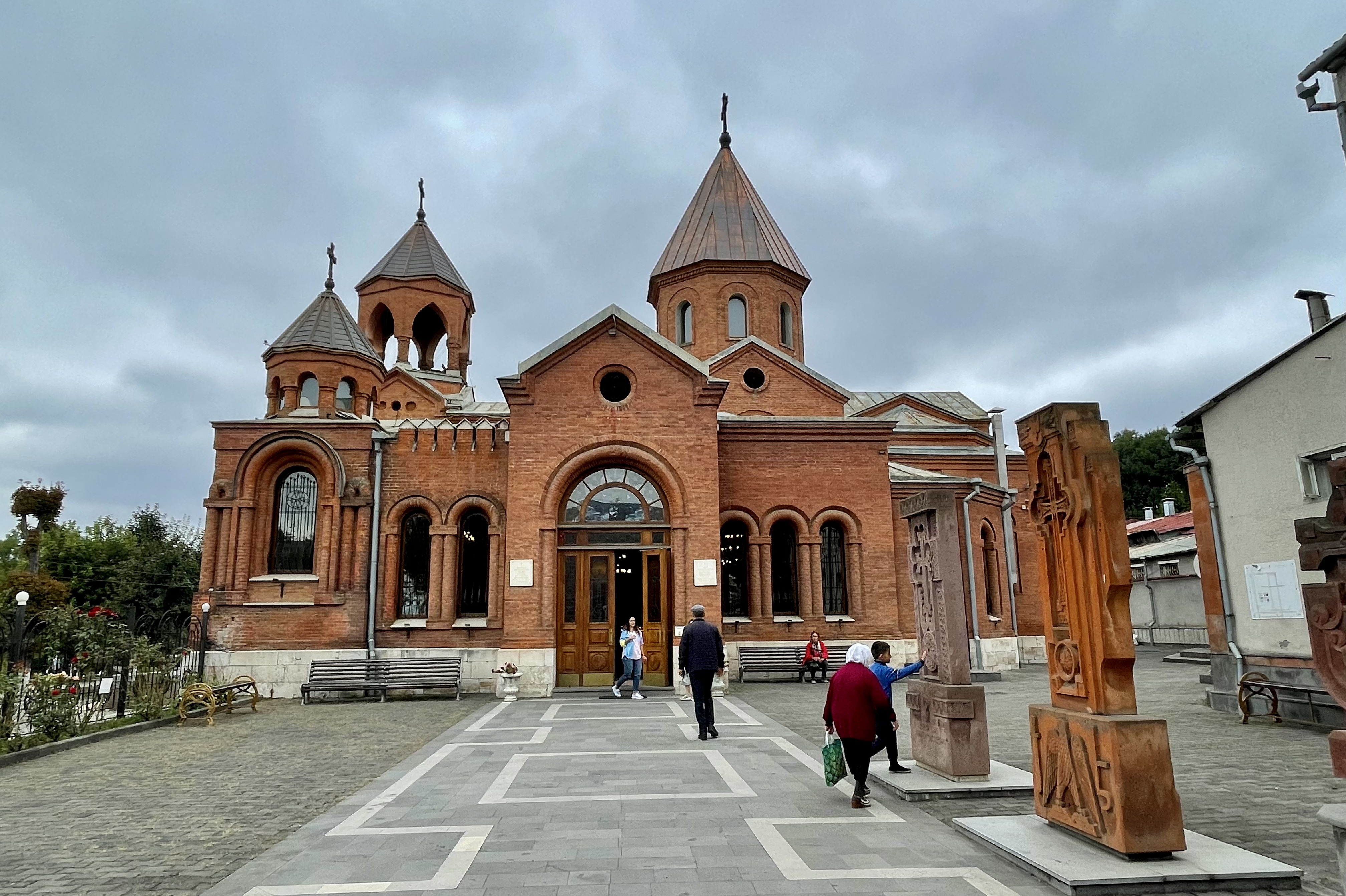 Таинственный Иристон (скальная крепость Дзивгис, 3 ущелья Северной Осетии, Южная Осетия, шоу-программой в этно-национальном стиле с дегустацией, 6 дней + авиа или ж/д, апрель-октябрь)