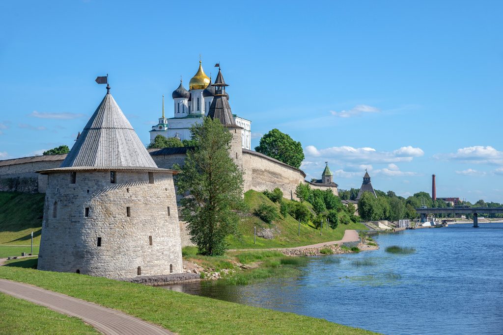 Релакс-тур в Псков с отдыхом на Псковском море (усадьбы Михайловское и Тригорское в Пушкинских горах, Псковский кремль, Псково-Печерский монастырь, Изборская крепость, проживание в Пскове и в загородном отеле в сосновом бору на берегу озера, 6 дней + ж/д или авиа)