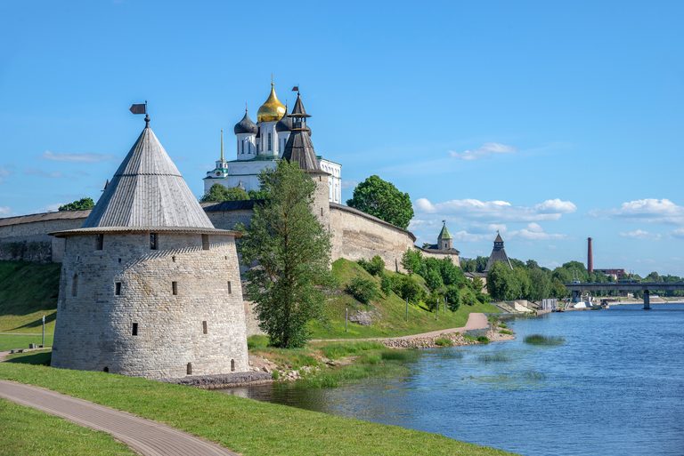 Релакс-тур в Псков с отдыхом на Псковском море (усадьбы Михайловское и Тригорское в Пушкинских горах, Псковский кремль, Псково-Печерский монастырь, Изборская крепость, проживание в Пскове и в загородном отеле в сосновом бору на берегу озера, 6 дней + ж/д или авиа)