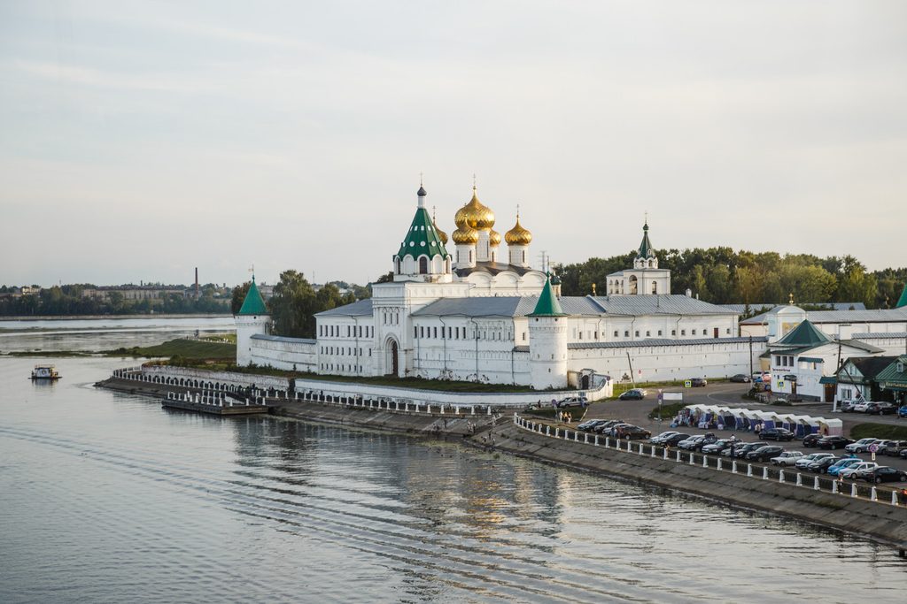 Праздник фейерверков «Серебряная ладья» в Костроме (Сырная Кострома, Клубничная ферма «Strawberry 44» с дегустациями, столица русского пейзажа Плес, с прогулкой на теплоходе по Волге, автобусный тур, 2 дня)