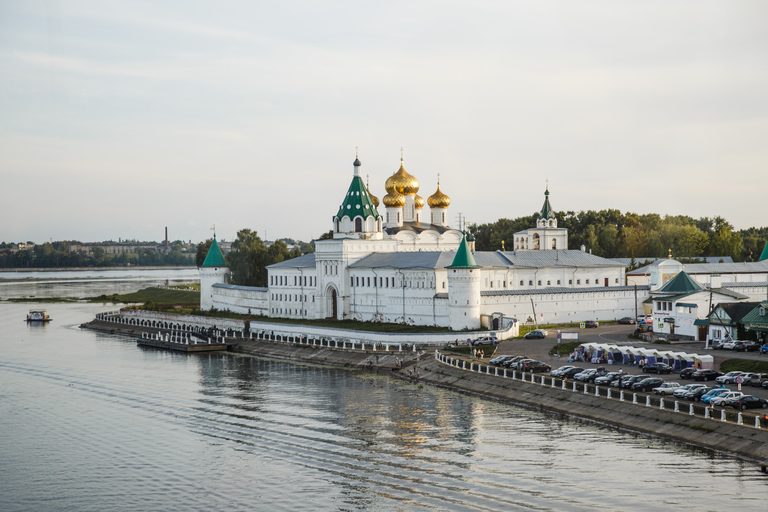 Праздник фейерверков «Серебряная ладья» в Костроме (Сырная Кострома, Клубничная ферма «Strawberry 44» с дегустациями, столица русского пейзажа Плес, с прогулкой на теплоходе по Волге, автобусный тур, 2 дня)