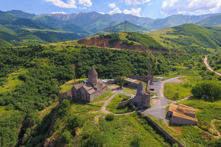 Для влюбленных в Армению (канатная дорога Крылья Татева, винные дегустации, озёра Севан и Кари, парящий над обрывом монастырь Сагмосаванк, средневековые храмы Ахпат, Санаин, Айраванк, галерея мин. вод Джермук, водопад Кудри русалки, пещерный комплекс Зарни-Парни, фабрика сухофруктов, 6 дней + авиа, май