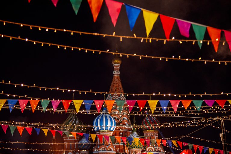 Новогодний вечер под любимые мелодии Москвы (путешествие по улицам украшенной столицы накануне Новогодней ночи,  с шампанским, конфетами, бенгальскими огнями и новогодним подарком, в сопровождении прекрасного музыканта)