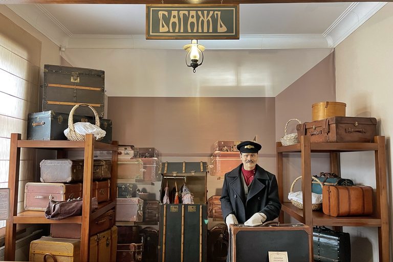 Поезд следует в депо (с посещением уникального действующего паровозного депо и музейного вокзала, пешеходная)