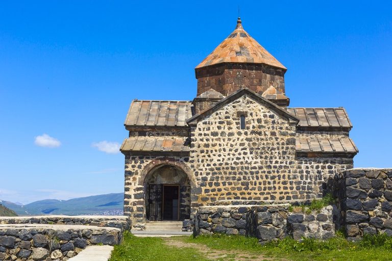 Душа Армении (пещерный монастырь Гегард, армянский Акрополь, озеро Севан, винодельня Ин Арени и коньячный завод с дегустациями, черный монастырь Севанаванк, армянская Швейцария Дилижан, мастер-класс по выпечке лаваша, 8 дней + авиа, по воскресеньям)