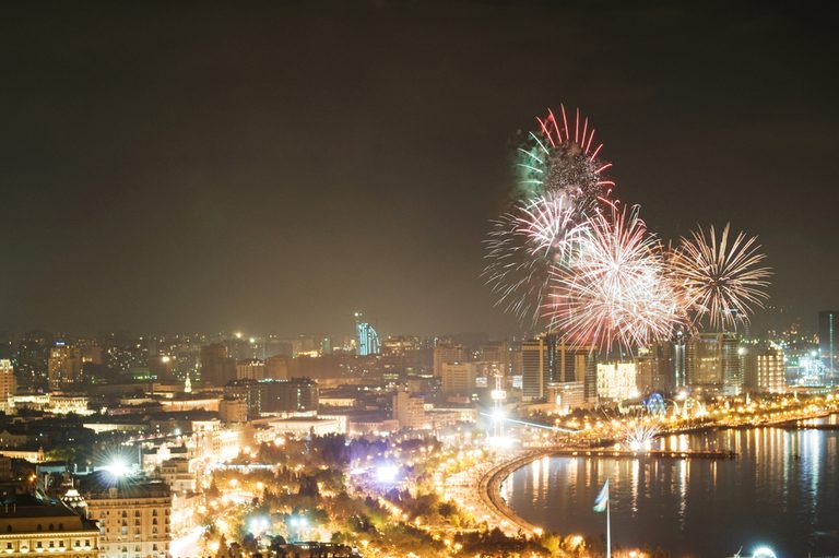 Кулинарная книга Азербайджана (гастротур, дегустация блюд национальной кухни, ужин в музее-ресторане Ширваншах, мастер-класс по приготовлению кутабов, Храм огня, дегустация на винодельне в селе Мейсяри, парящий в воздухе мавзолей-мечеть, 6 дней + авиа или ж/д)