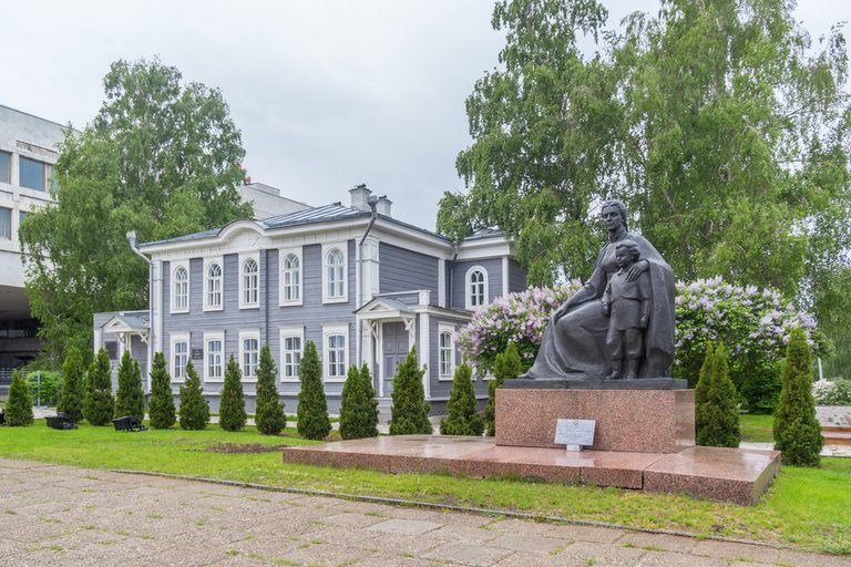Ульяновск. Барин на Волге (волжский янтарь в салоне «Симбирцит», гимназия и Дом В. И. Ленина, музеи «Пожарная охрана» и истории гражданской авиации, усадьба Аркадия Пластова в селе Прислониха, обед с дегустацией блюд симбирской кухни, 3 дня + ж/д или авиа)